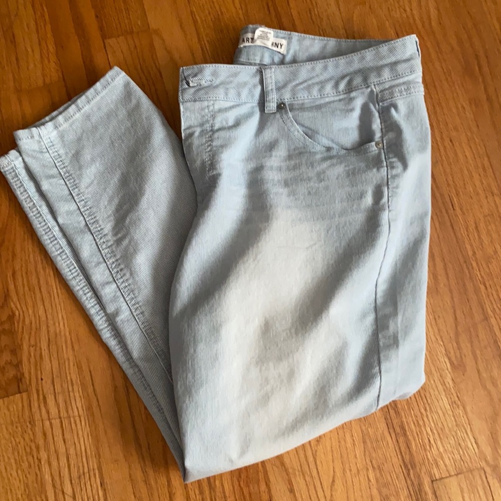 Light blue crop jeans by Artisan NY size 14 cropped straight blue white pants